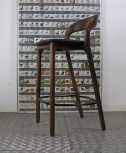 12 Artisan Neva Light bar chairs, 65 cm, Europees walnoot, zwart leer