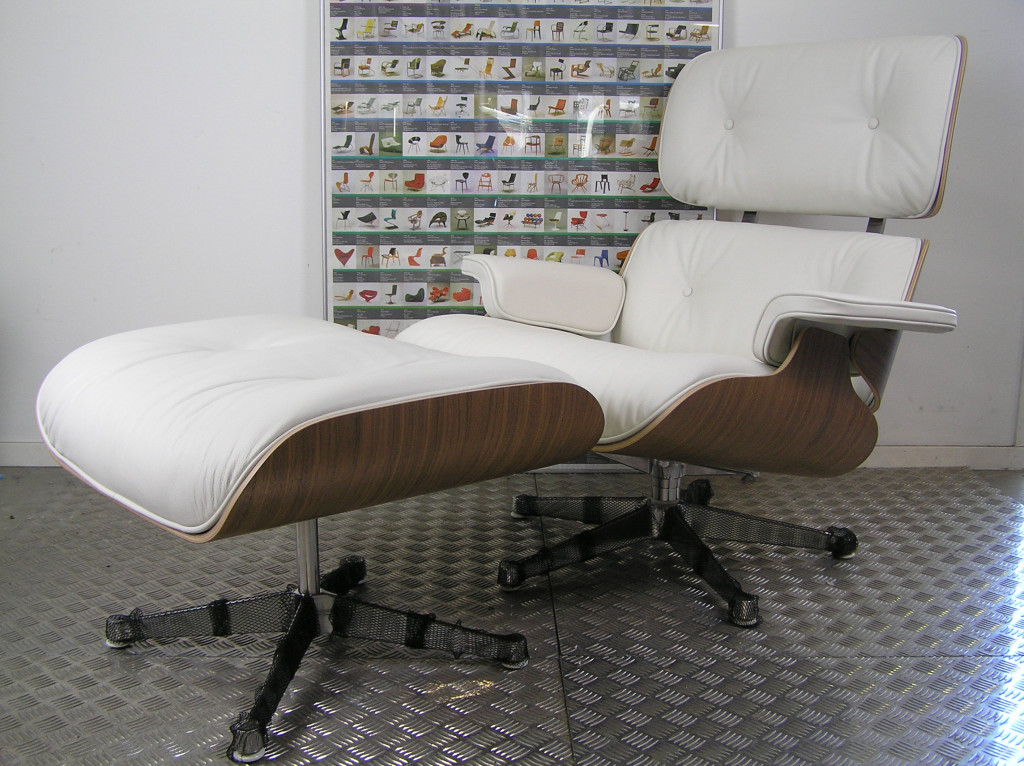 Initiatief onduidelijk Vervorming 2 Vitra Eames Lounge Chairs , Noten, wit leder, ongebruikt | DoDesign