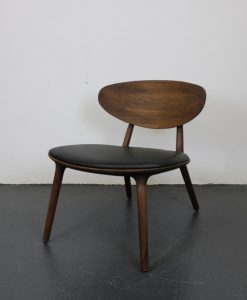 Artisan Wu Lounge Chair, Europees walnoot, zwart leer
