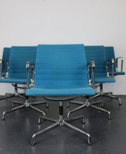 5 x Vitra Eames EA 107 stoel, blauw suède