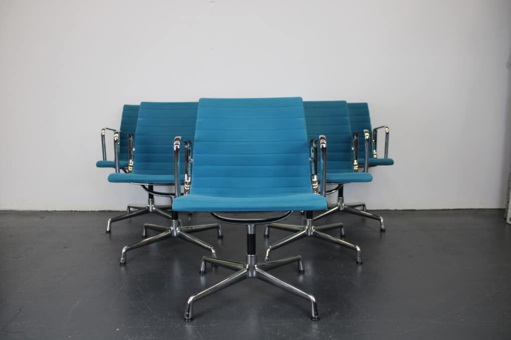 Sanctie Verdorren Uil 5 x Vitra Eames EA 107 stoel, blauw suède | DoDesign