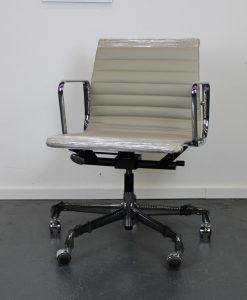 Vitra Eames EA 117, chroom, leer, Sand