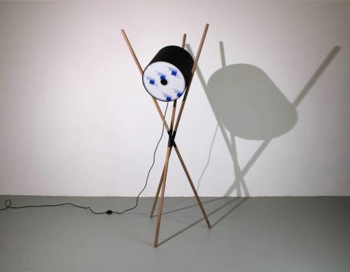Artisan Shift vloerlamp, walnoot, zwart