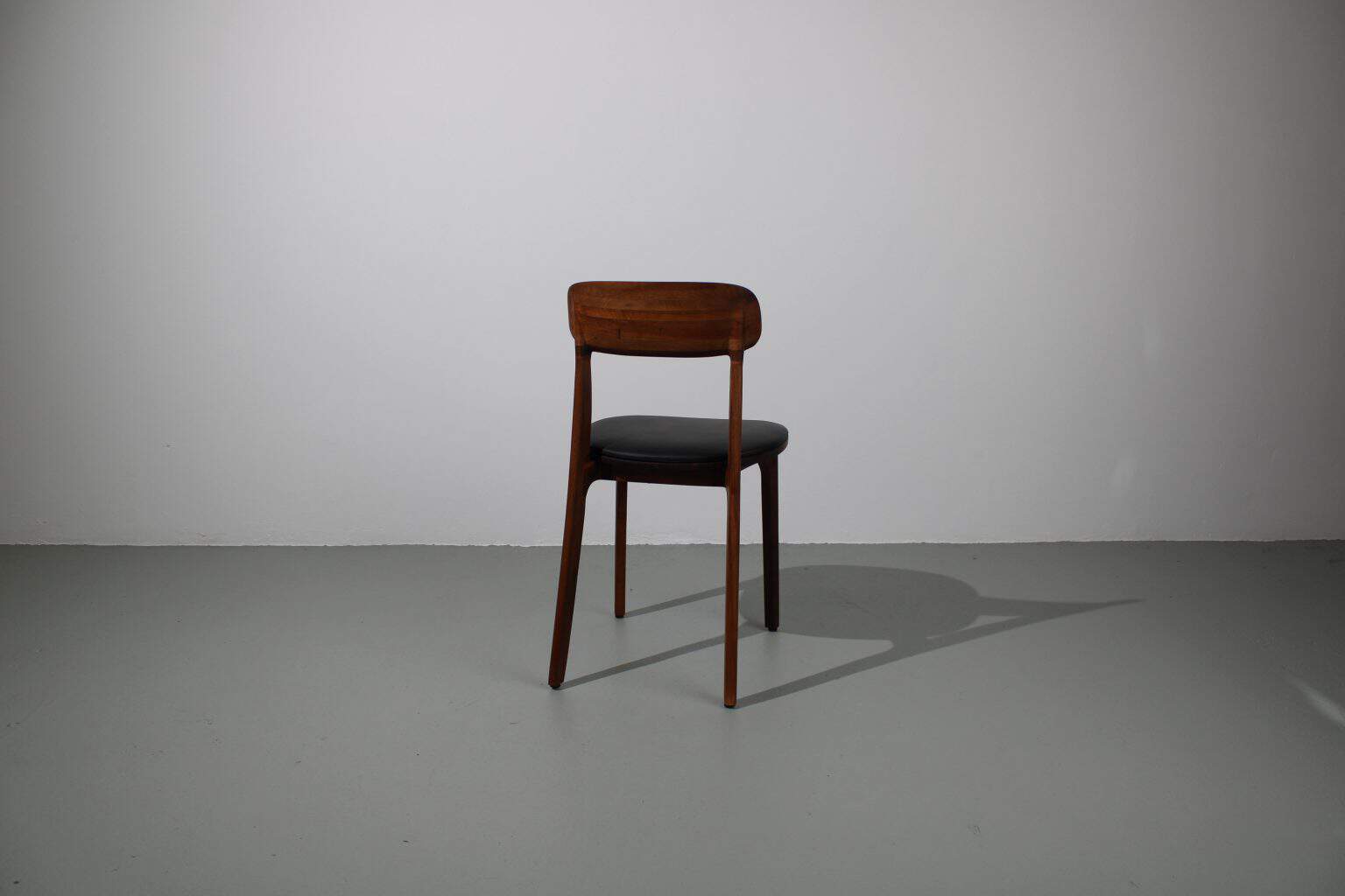 Artisan Tanka chair, Europees walnoot, zwart leer - Afbeelding 3