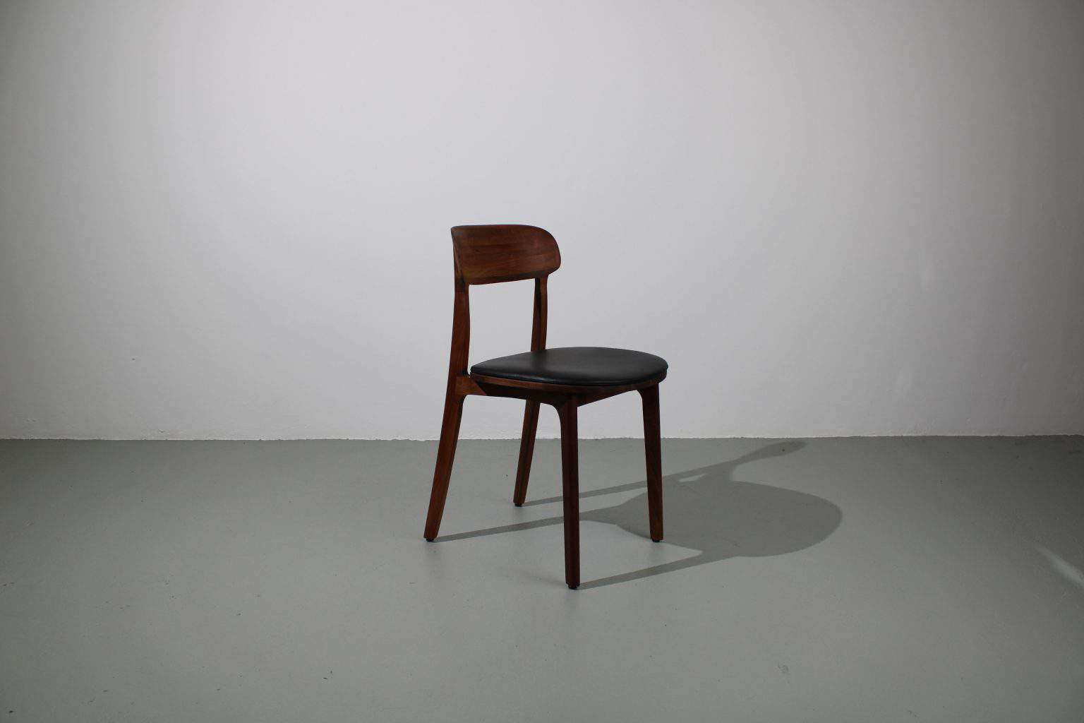 Artisan Tanka chair, Europees walnoot, zwart leer - Afbeelding 4
