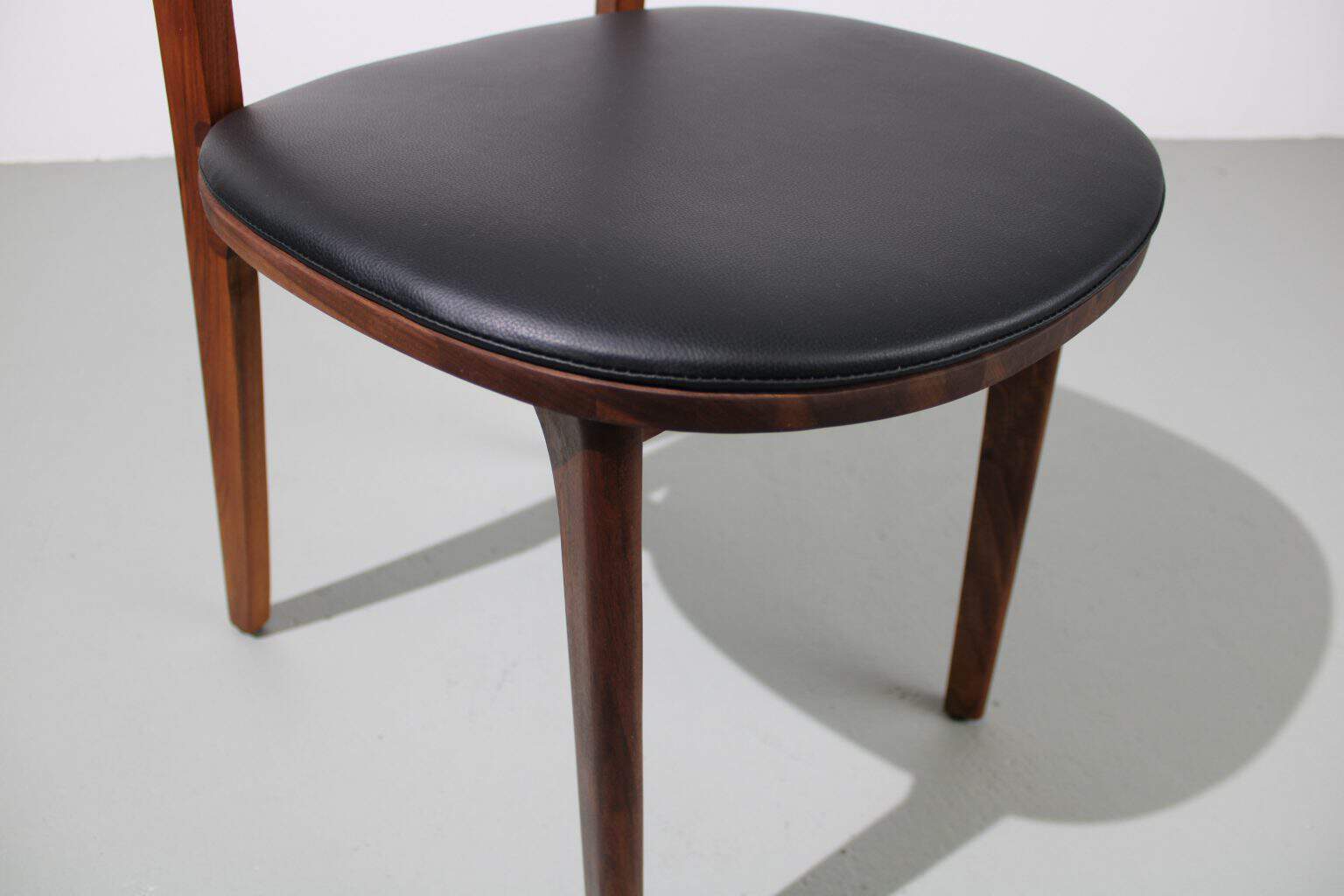 Artisan Tanka chair, Europees walnoot, zwart leer - Afbeelding 6