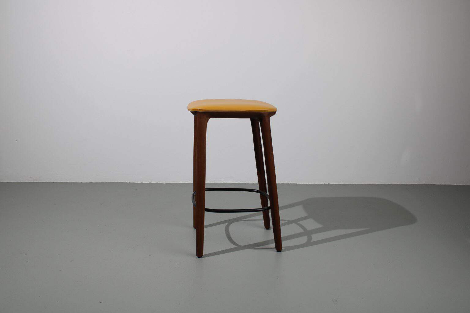 4 Artisan Neva barkrukken, 65 cm, Europees walnoot - Afbeelding 2