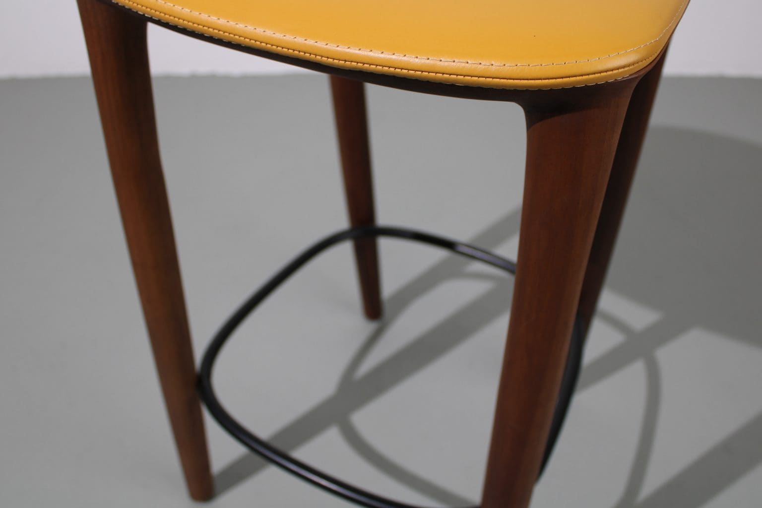 4 Artisan Neva barkrukken, 65 cm, Europees walnoot - Afbeelding 5