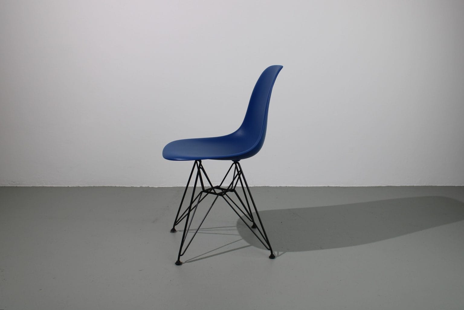 16 Vitra Eames DSR dining chairs donker blauw - Afbeelding 2