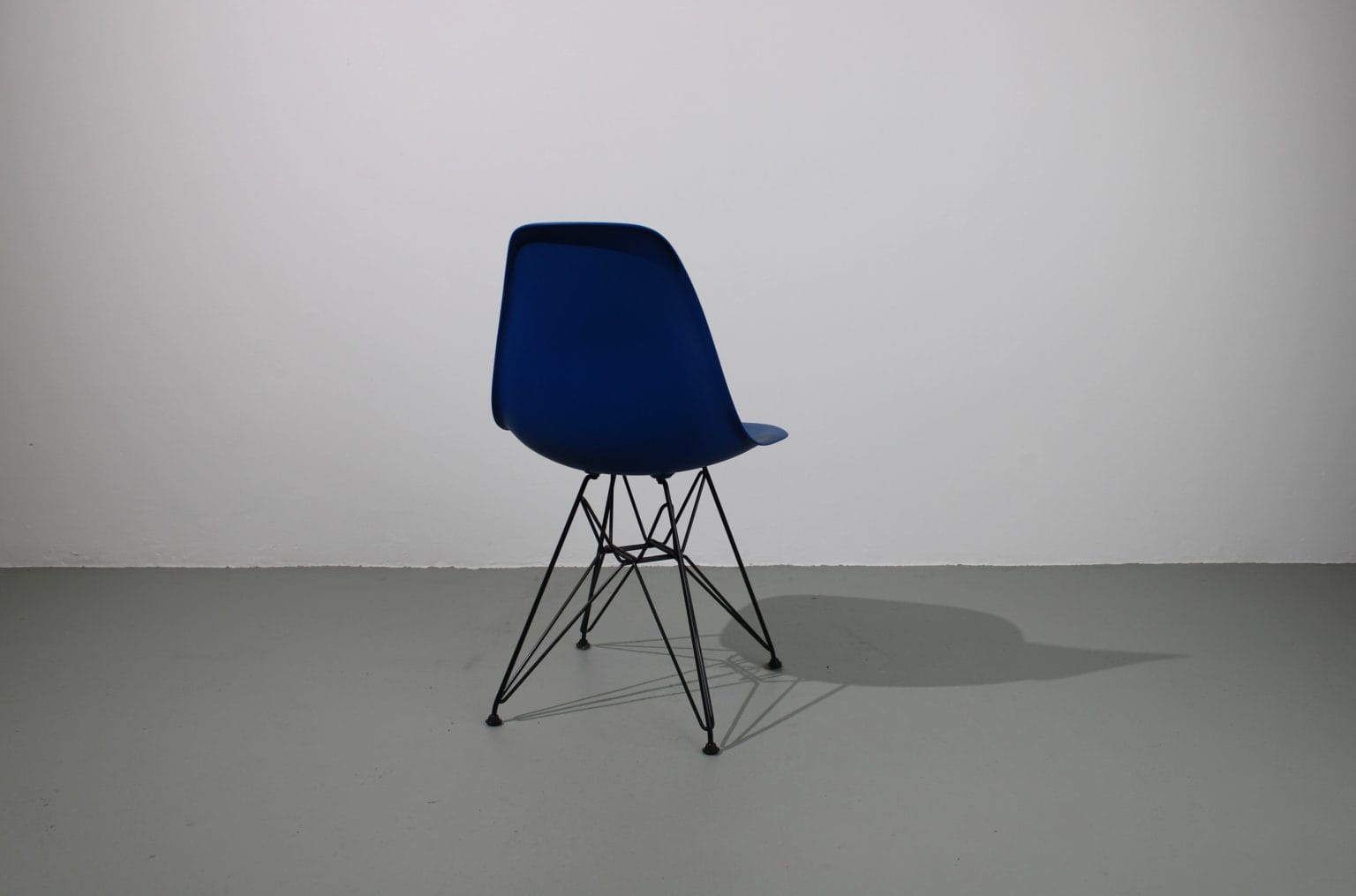 16 Vitra Eames DSR dining chairs donker blauw - Afbeelding 3