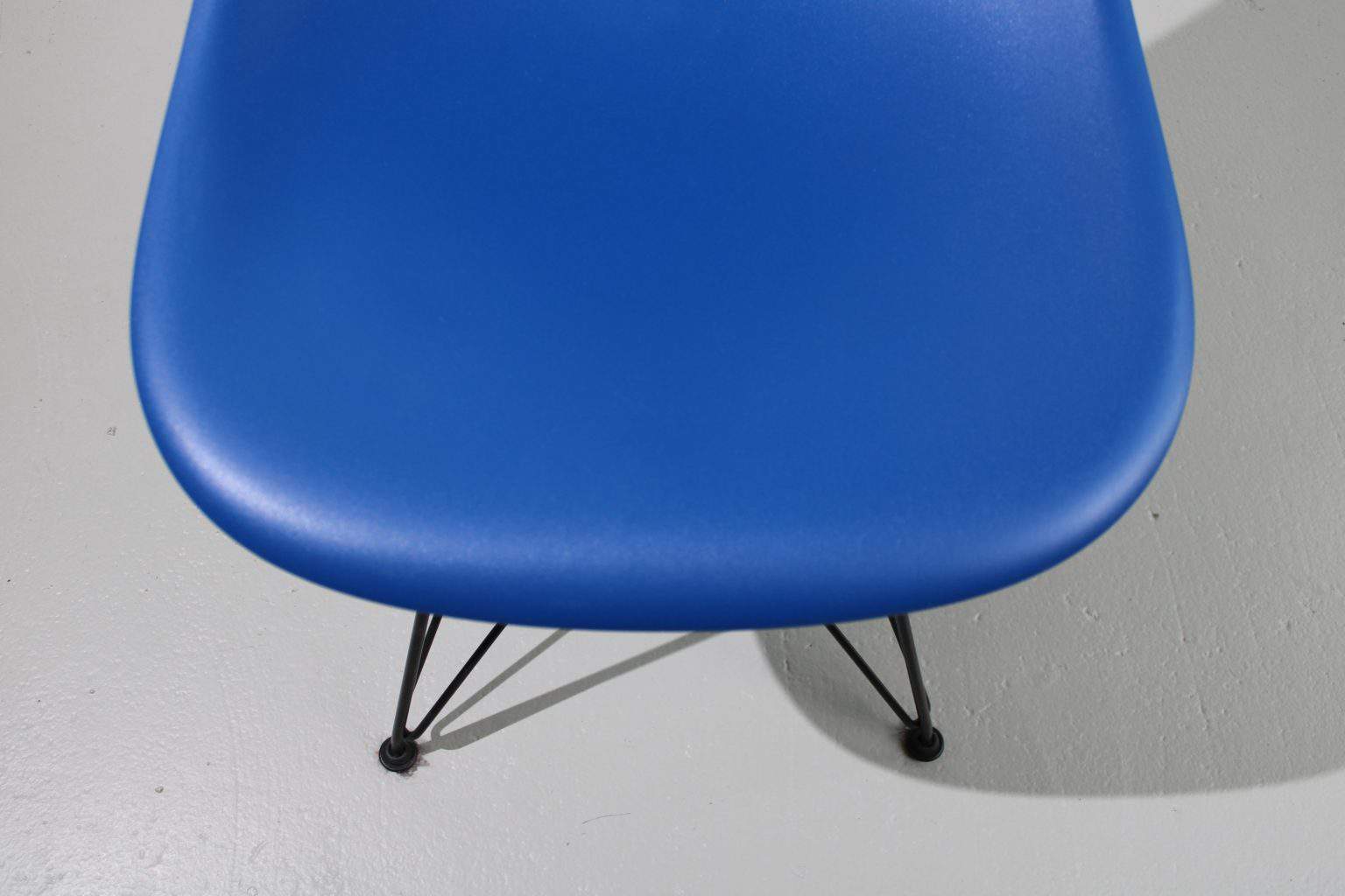 16 Vitra Eames DSR dining chairs donker blauw - Afbeelding 4