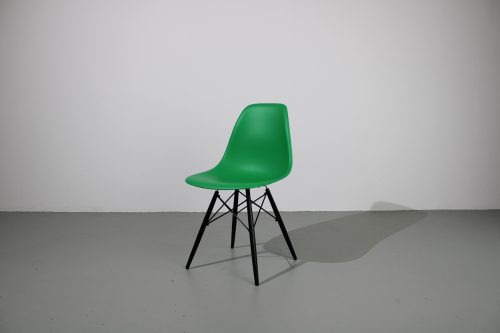 2 Vitra Eames DSW dinning chairs, zwart onderstel