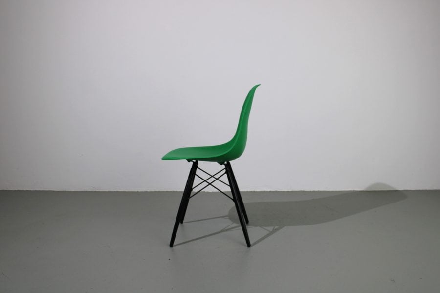 2 Vitra Eames DSW dinning chairs, zwart onderstel - Afbeelding 2