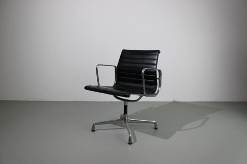 2 Vitra Eames EA 108 stoelen, Aluminium, zwart leer