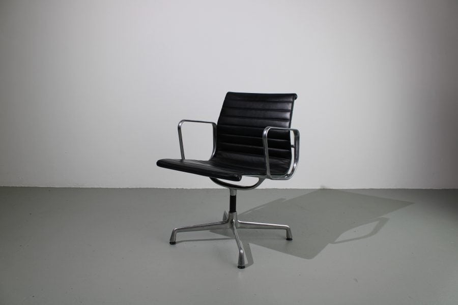 2 Vitra Eames EA 108 stoelen, Aluminium, zwart leer