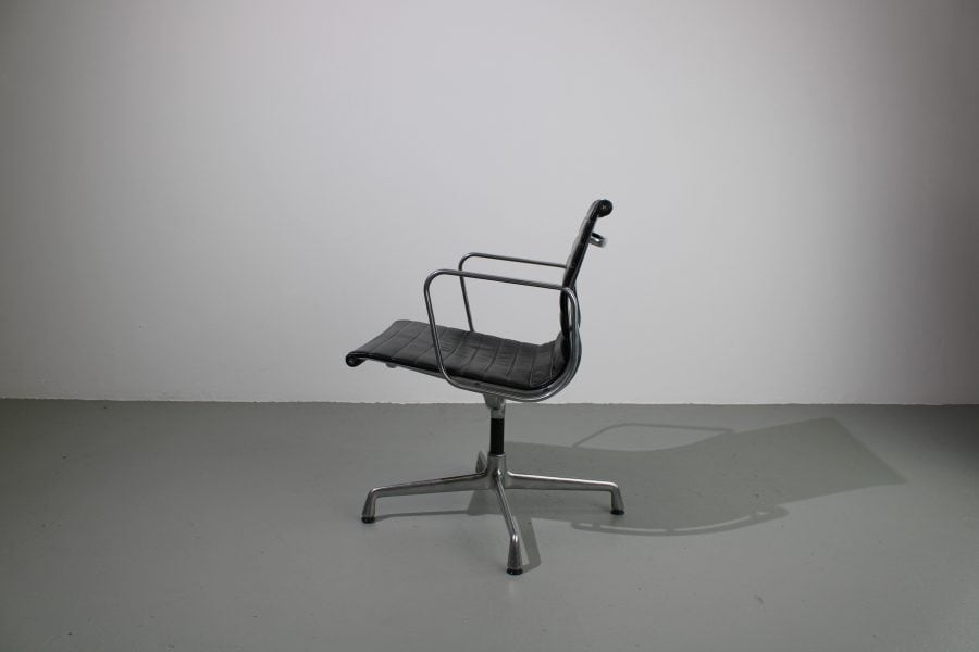 2 Vitra Eames EA 108 stoelen, Aluminium, zwart leer - Afbeelding 2
