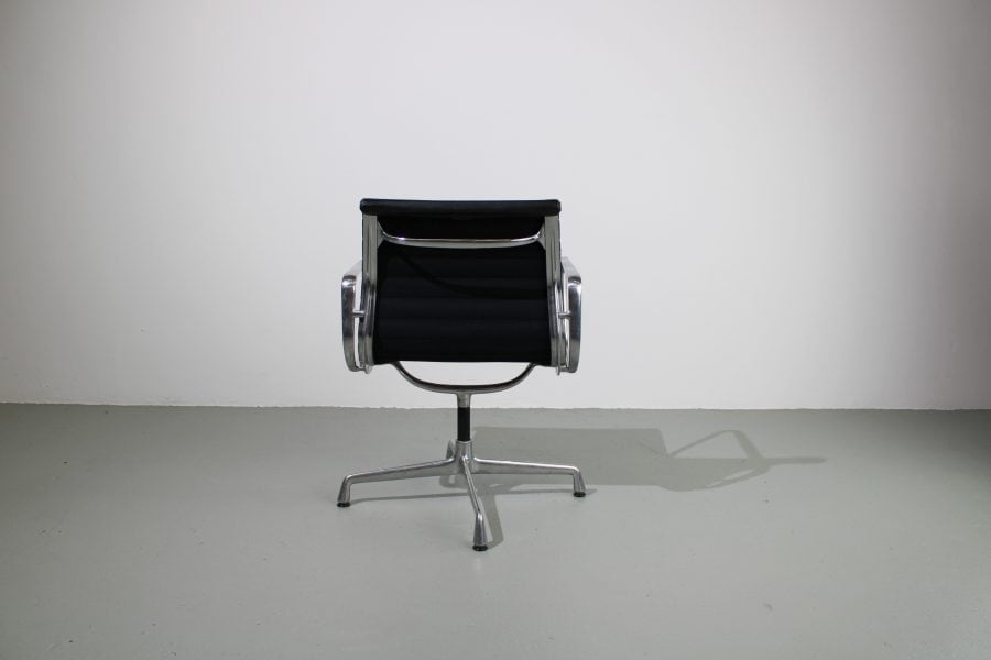 2 Vitra Eames EA 108 stoelen, Aluminium, zwart leer - Afbeelding 3