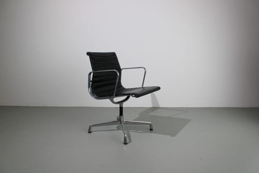 2 Vitra Eames EA 108 stoelen, Aluminium, zwart leer - Afbeelding 4