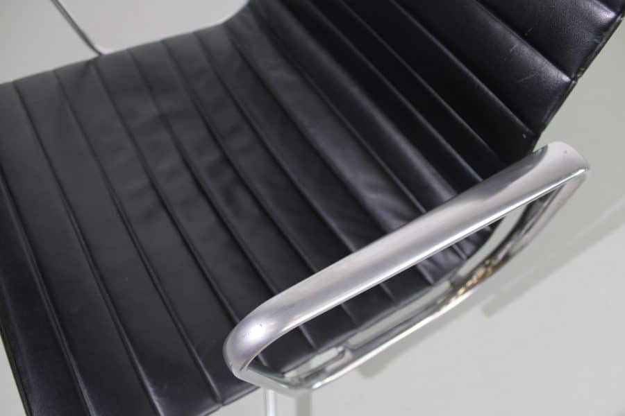 2 Vitra Eames EA 108 stoelen, Aluminium, zwart leer - Afbeelding 5