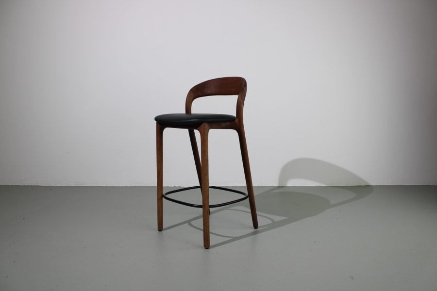 Artisan Neva Light bar chairs, 65 cm, Europees walnoot, zwart leer - Afbeelding 2