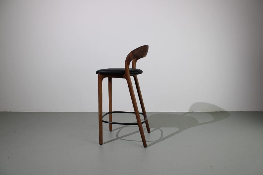 Artisan Neva Light bar chairs, 65 cm, Europees walnoot, zwart leer - Afbeelding 3