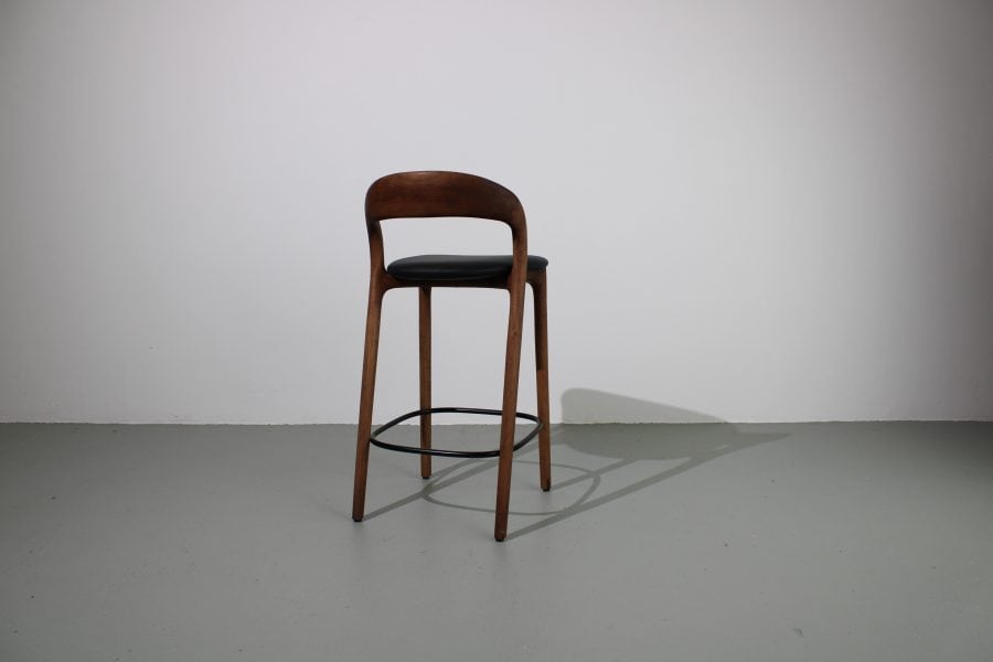 Artisan Neva Light bar chairs, 65 cm, Europees walnoot, zwart leer - Afbeelding 4