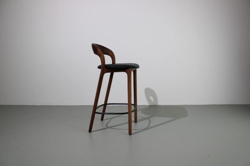 Artisan Neva Light bar chairs, 65 cm, Europees walnoot, zwart leer