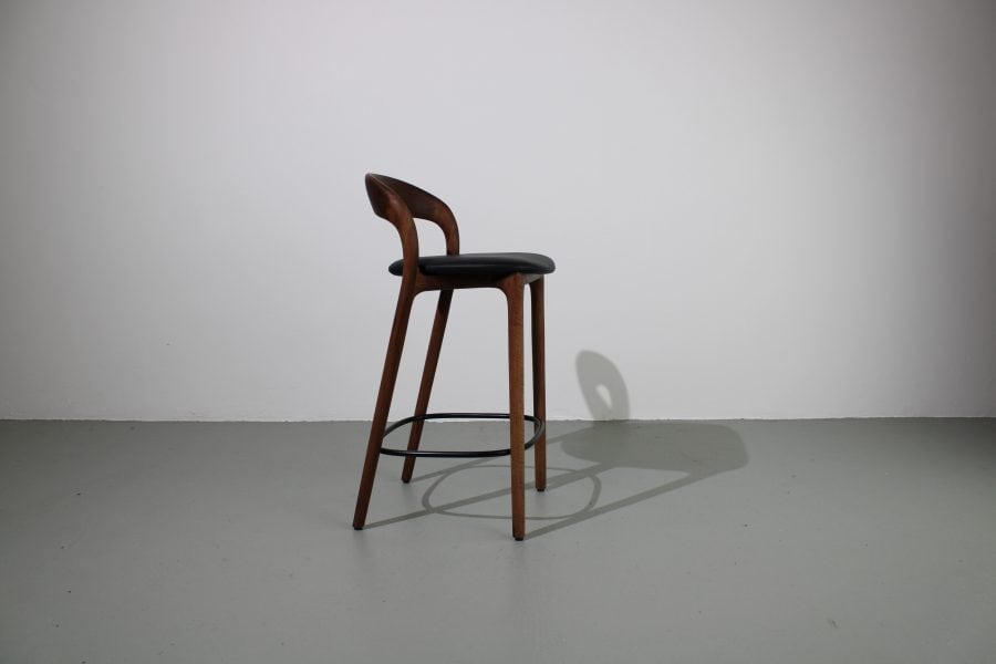 Artisan Neva Light bar chairs, 65 cm, Europees walnoot, zwart leer