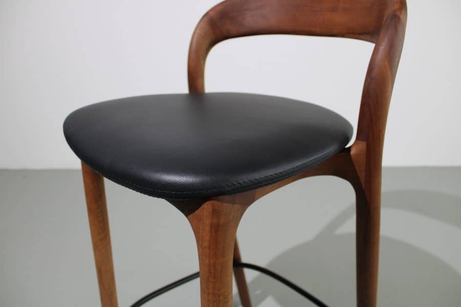 Artisan Neva Light bar chairs, 65 cm, Europees walnoot, zwart leer - Afbeelding 6
