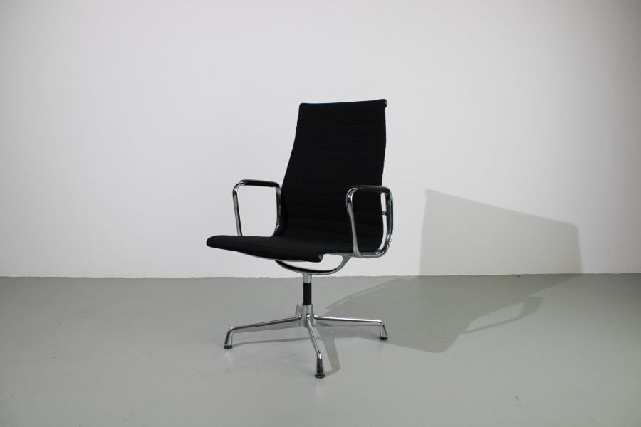 Vitra Eames EA 112 stoelen, Chroom, zwart hopsak, leer op armleuning - Afbeelding 2