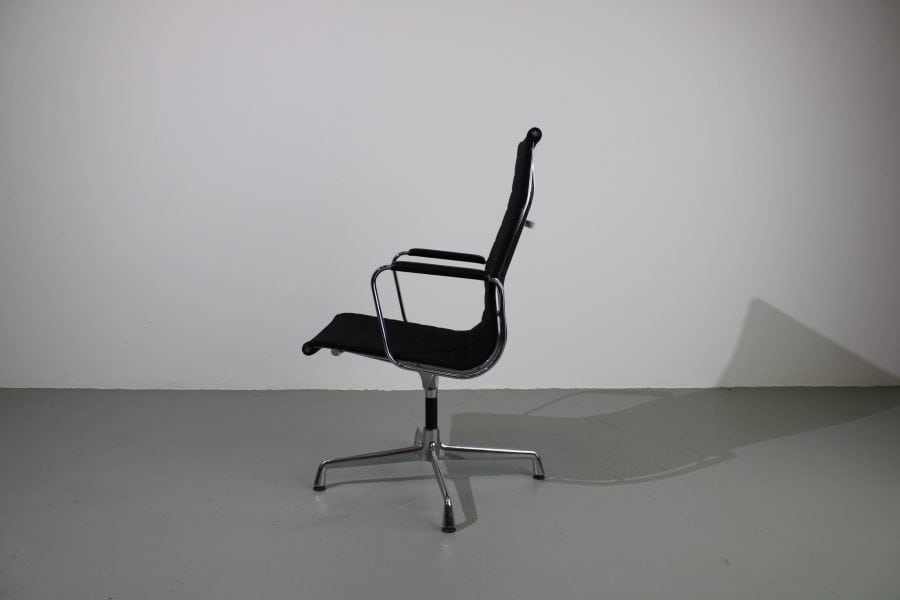 Vitra Eames EA 112 stoelen, Chroom, zwart hopsak, leer op armleuning - Afbeelding 3