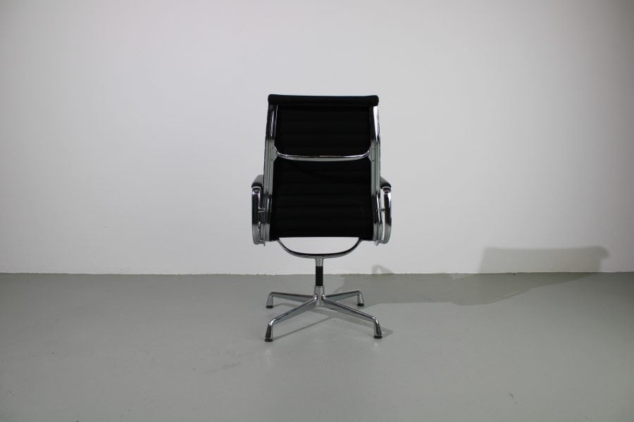 Vitra Eames EA 112 stoelen, Chroom, zwart hopsak, leer op armleuning - Afbeelding 4