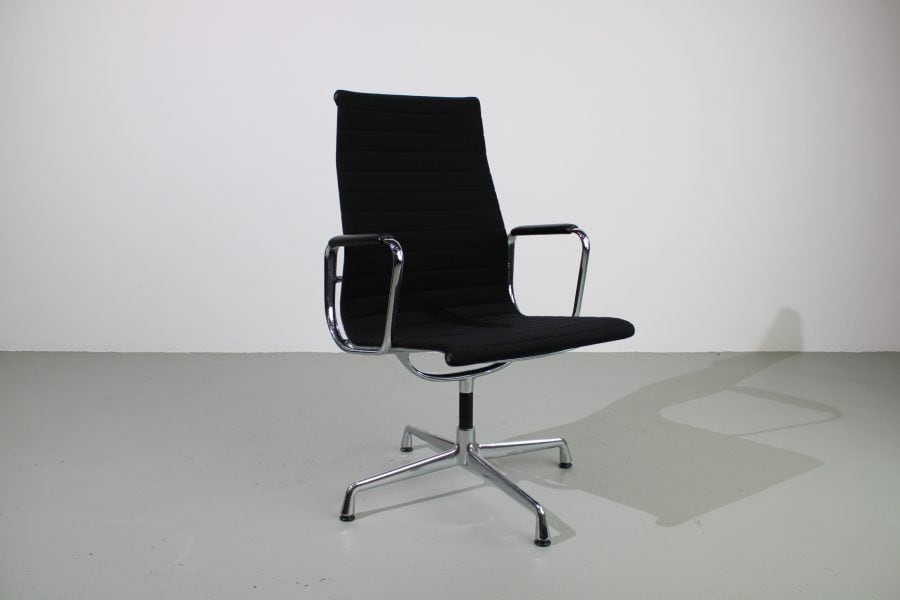 Vitra Eames EA 112 stoelen, Chroom, zwart hopsak, leer op armleuning - Afbeelding 5