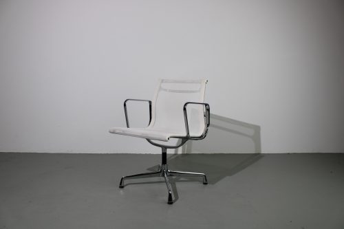 Vitra Eames EA 108 , Chroom, wit Netweave