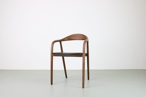 Artisan Neva stoelen, Europees walnoot, zwart leer
