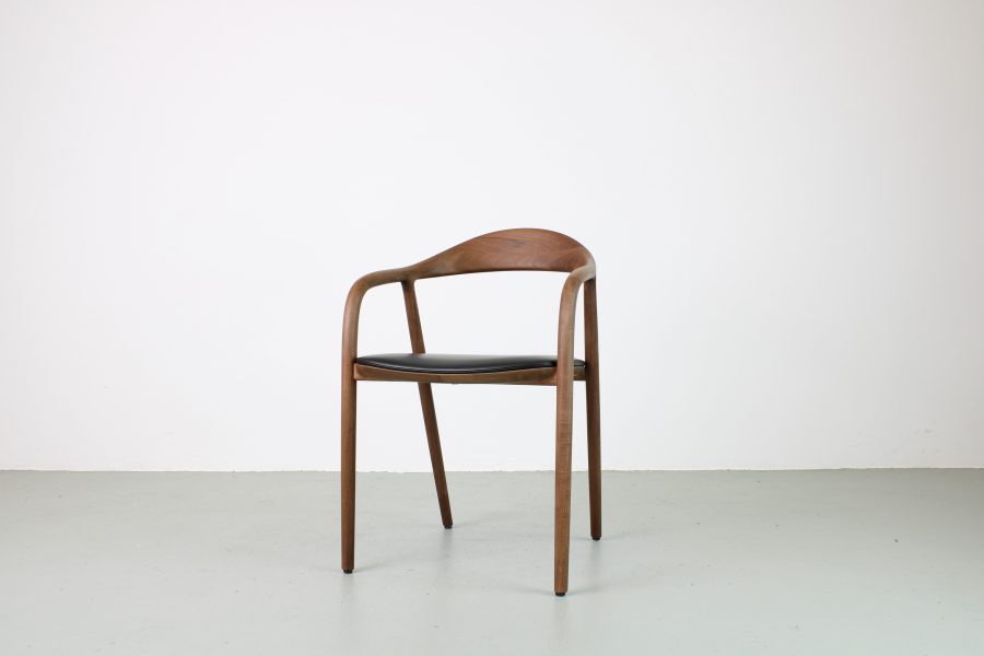 Artisan Neva stoelen, Europees walnoot, zwart leer
