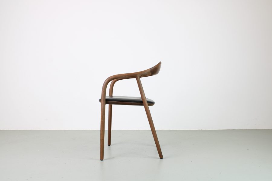 Artisan Neva stoelen, Europees walnoot, zwart leer - Afbeelding 2