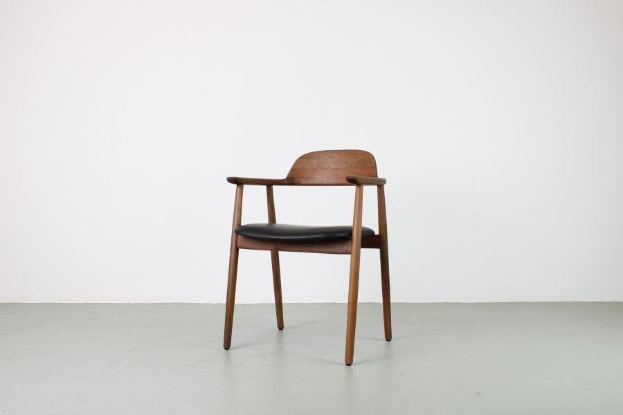 Artisan Kaalund stoel, Europees walnoot, zwart leer