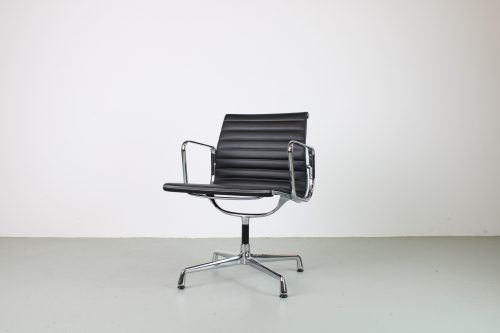 Vitra Eames EA 108 stoel, Chroom, zwart leer, Als nieuw