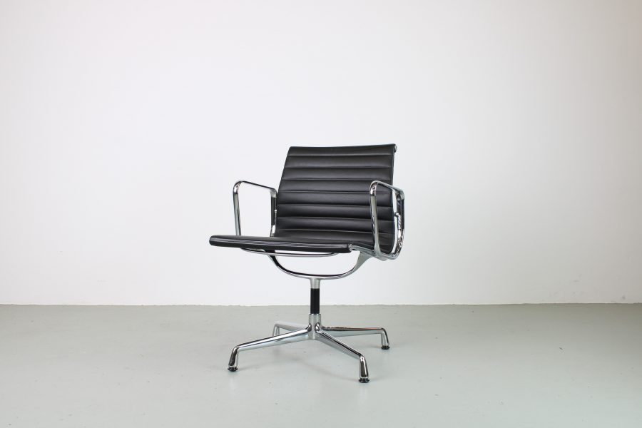 Vitra Eames EA 108 stoel, Chroom, zwart leer, Als nieuw