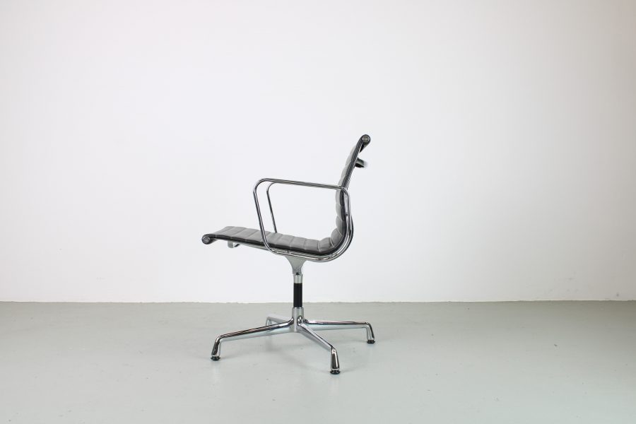 Vitra Eames EA 108 stoel, Chroom, zwart leer, Als nieuw - Afbeelding 2