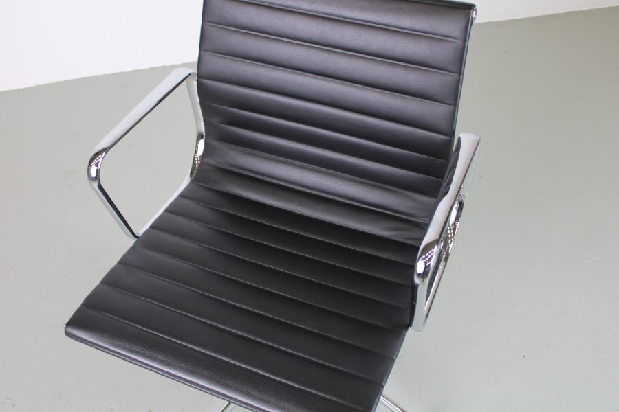 Vitra Eames EA 108 stoel, Chroom, zwart leer, Als nieuw - Afbeelding 5