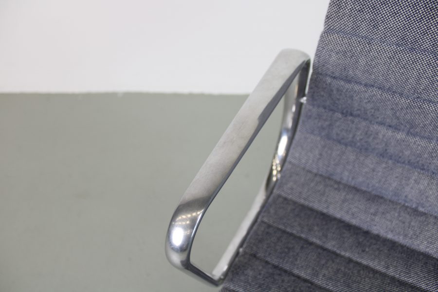2x Vitra EA 104, aluminium, wit/blauw hopsak - Afbeelding 6