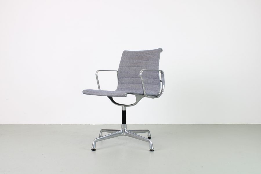 2x Vitra EA 104, aluminium, wit/blauw hopsak