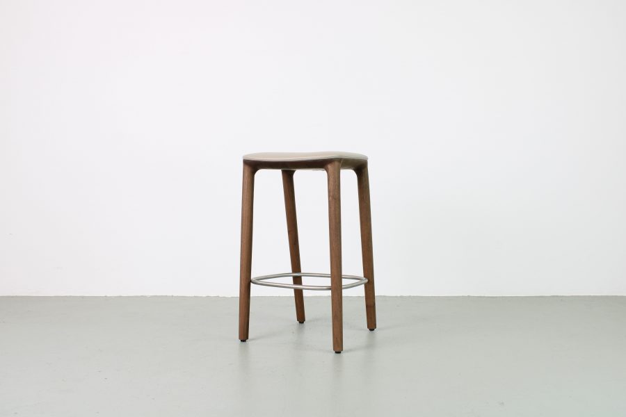 Artisan Neva barkruk, Walnoot, taupe zitting