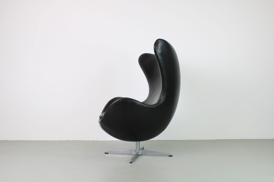 Fritz Hansen Egg chair + ottoman, zwart - Afbeelding 2