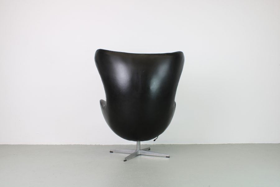 Fritz Hansen Egg chair + ottoman, zwart - Afbeelding 3