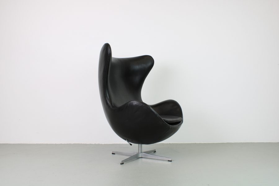 Fritz Hansen Egg chair + ottoman, zwart - Afbeelding 4