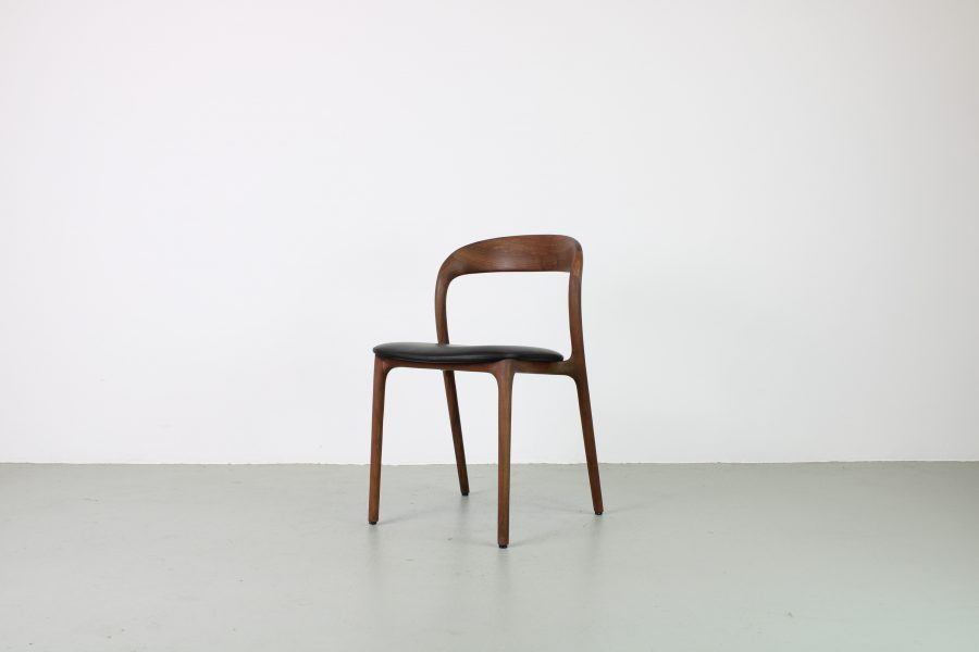 Artisan Neva light , Europees walnoot, zwart leder