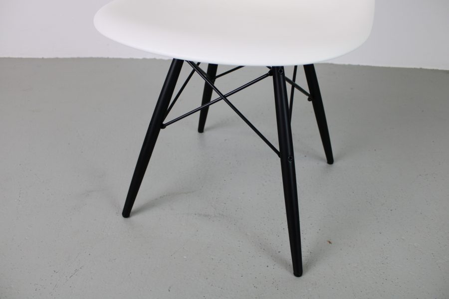Vitra Eames DSW dinning chair, wit-zwart - Afbeelding 6